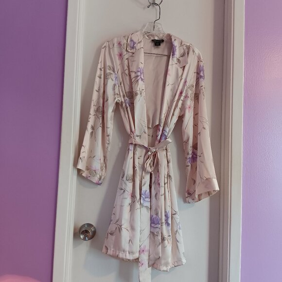 Jones New York Other - JONES OF NEW YORK Women's Vintage SHORT PALE PINK FLORAL KIMONO ROBE